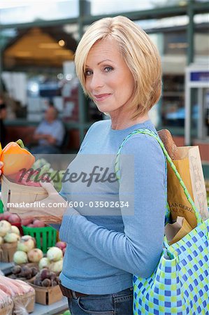 Porträt der Frau einkaufen