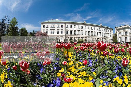 Blumenbeete im Mirabellgarten, Salzburg, Österreich