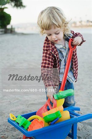 Kleiner Junge spielt auf den Strand, Mission Bay, San Diego, Kalifornien, USA