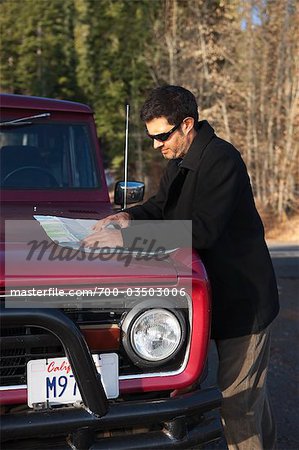Mann lesen Fahrplan auf die Motorhaube des Autos, Lake Tahoe, Kalifornien, USA