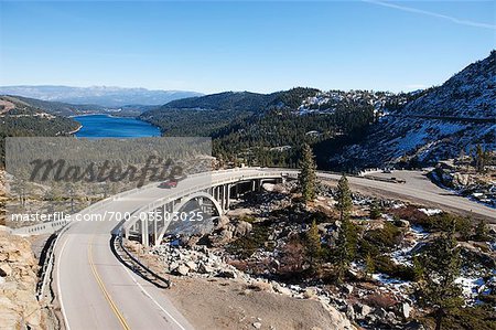 Vintage 4 x 4 Driving pont historique au sommet de la Donner, près de Lake Tahoe, Californie, USA