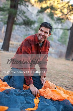 L'homme mise en place tente, Truckee, près de Lake Tahoe, Californie, USA