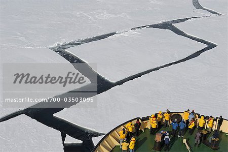 Touristes sur la proue du brise-glace, péninsule Antarctique, la mer de Weddell, Antarctique