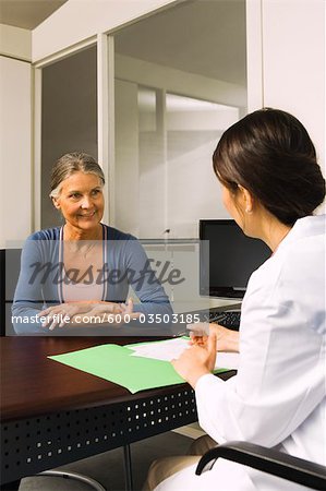 Femme parlant au médecin