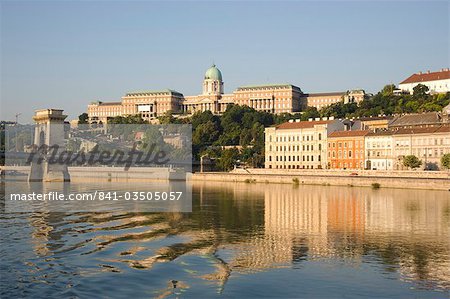 Einen Blick am frühen Morgen von Budapest, einschließlich die Kettenbrücke, Schlossberg und der Donau, Budapest, Ungarn, Europa
