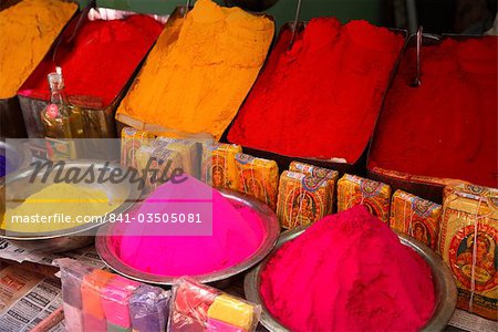 Poudres à base de plantes colorées sur le marché à Mysore, en Inde, Asie