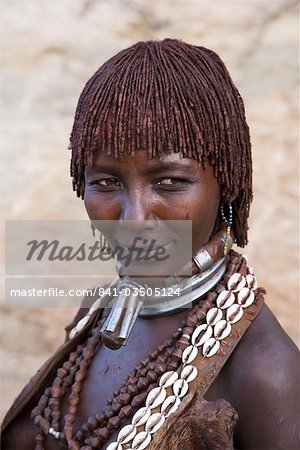 Portrait d'une femme de la tribu Hamer, ses cheveux traités avec l'ocre, de l'eau et de résine et tordue en tresses appelées goscha, basse vallée de l'Omo, sud de l'Ethiopie, Afrique