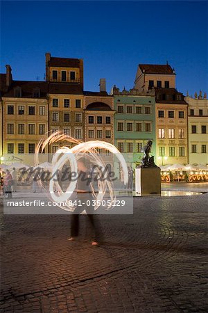 Artistes de rue en face des maisons, des restaurants et des cafés au crépuscule, Old Town Square (Rynek Stare Miasto), patrimoine mondial de l'UNESCO, Varsovie, Pologne, Europe