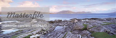 Vue vers l'île de Harris de Taransay, Hébrides extérieures, en Écosse, Royaume-Uni, Europe