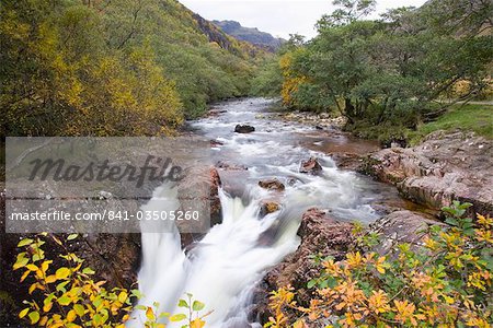 Untere fällt auf das Wasser von Nevis im Herbst, Glen Nevis, in der Nähe von Fort William, Highlands, Schottland, Vereinigtes Königreich, Europa