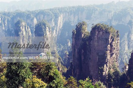 Formations rocheuses karstiques à Zhangjiajie Forest Park, Wulingyuan Scenic Area, patrimoine mondial de l'UNESCO, la Province du Hunan, Chine, Asie