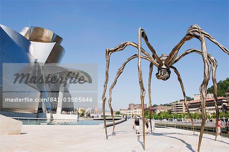 Le Musée Guggenheim, conçu par l'architecte Frank Gehry et giant spider sculpture de Louise Bourgeois, Bilbao, Basque country, Espagne, Europe