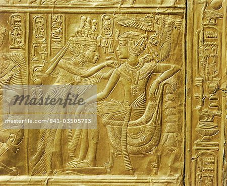 Détail de l'extérieur de la châsse dorée montrant la Reine attache un collier autour du cou du roi, de la tombe du Pharaon Toutankhamon, découvert dans la vallée des rois, Thèbes, en Égypte, en Afrique du Nord, Afrique