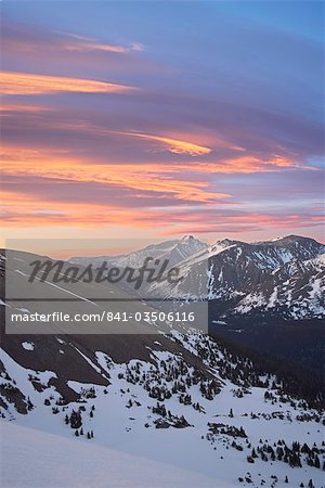 Orange Wolken bei Morgendämmerung über dem Longs Peak, Rocky-Mountain-Nationalpark, Colorado, Vereinigte Staaten von Amerika, Nordamerika