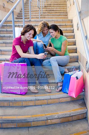 Femmes à l'aide de téléphones cellulaires et Shopping