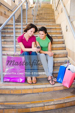 Frauen mit Handy beim Shopping