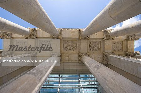 Flachwinkelansicht des Reichstagsgebäudes in berlin