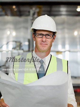 Mature man avec plan en usine, portrait