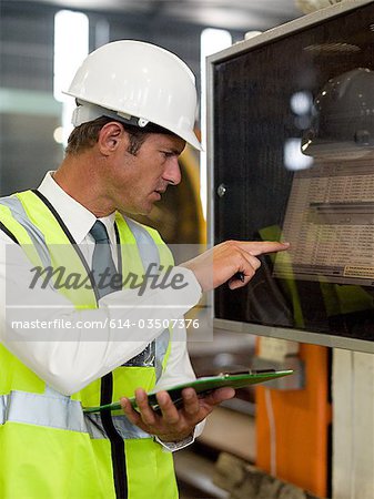 Homme mûr, inspection du matériel d'usine