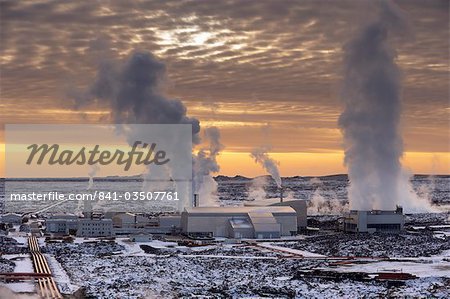 Centrale électrique géothermique de Svartsengi (Blue Lagoon) au coucher du soleil, Grindavik, presqu'île de Reykjanes, en Islande, les régions polaires