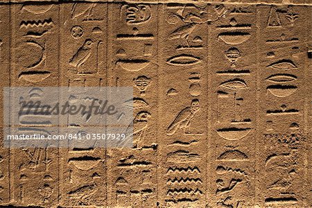 Hieroglyphen schmücken die Wände der Tempel von Philae, UNESCO-Weltkulturerbe, in der Nähe von Assuan, Ägypten, Nordafrika, Afrika