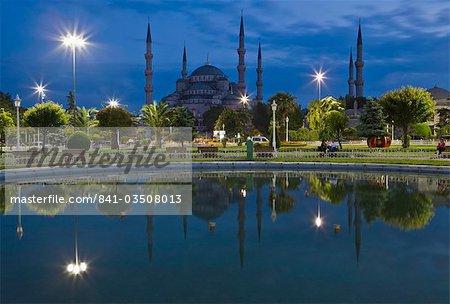 Mosquée bleue en soirée, reflétée dans l'étang, la place Sultanahmet, Istanbul, Turquie, Europe