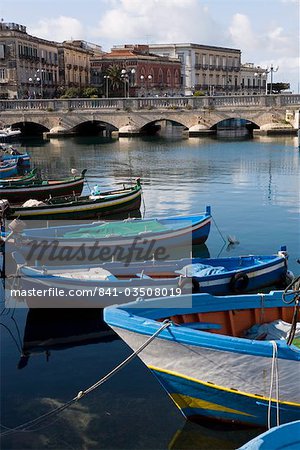 Traditionelle Fischerboote im Hafen, Ortygia, Syrakus, Sizilien, Italien, Mittelmeer, Europa