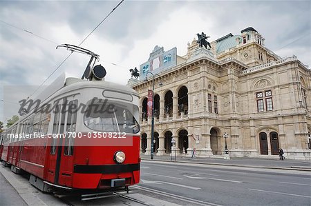 Straßenbahn vor der Wiener Staatsoper, Wien, Österreich