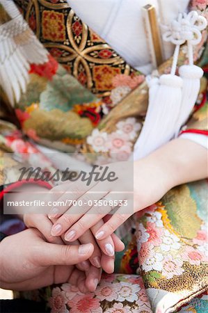 Mariée et le marié Holding mains, Kanazawa, Ishikawa prefecture, région de Chubu, Honshu, Japon