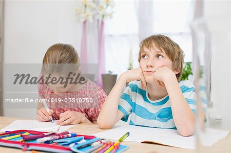 Kinder ihre Hausaufgaben