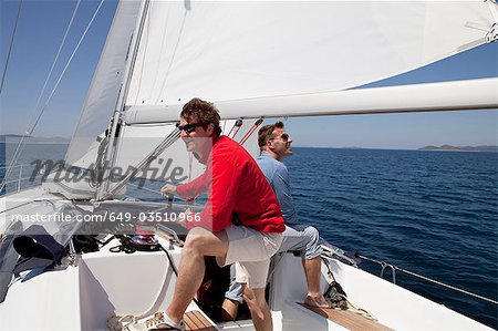 Deux hommes bordelais sur yacht