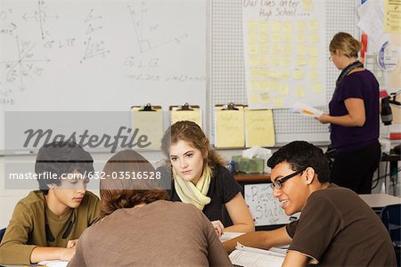 Les élèves du secondaire étudient ensemble en classe