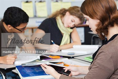 Student Blick auf Handy während des Unterrichts