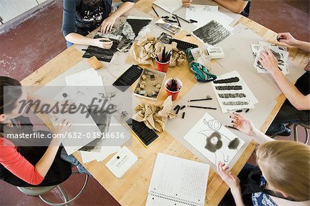 Schüler zeichnen mit Kohle in Kunst-Klasse