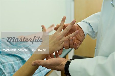 Docteur main examen du patient