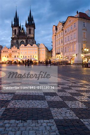 Vieille de la ville dans la soirée, avec l'église de notre dame avant Tyn dans le fond, Old Town, Prague, République tchèque, Europe