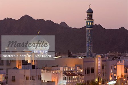 Erhöhte Abenddämmerung Ansicht der Gebäude entlang der Corniche, Ohrfleck Gebäude und Mutrah Moschee, Muscat, Oman, Naher Osten