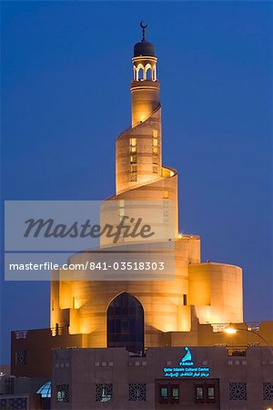 La mosquée illuminée en spirale du KOF Darwish Fakhroo Centre islamique à Doha basé sur la grande mosquée d'Al-Mutawwakil à Samarra en Irak, Doha, Qatar, Moyen-Orient