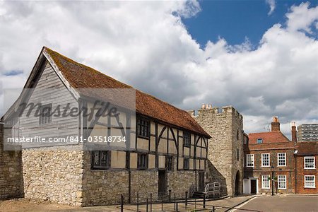 Hall de marchands médiévaux et Westgate, qui font partie de l'ancienne ville fortifiée de Southampton, Hampshire, Angleterre, Royaume-Uni, Europe