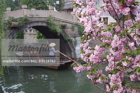 Boot Unterquerung der Brücke entlang dem Kanal, Suzhou, Jiangsu, China, Asien