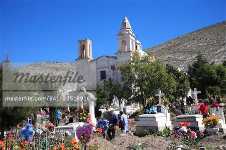 Familien, die Dekoration der Gräber für den Tag der Toten, Templo de Guadalupe, Real de Catorce, ehemaligen Silberbergbau Stadt, Bundesstaat San Luis Potosi, Mexiko, Nordamerika