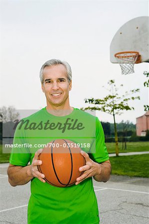Homme mûr sur le terrain de basket