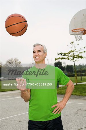 L'homme jetant Basketball