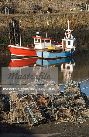 Casiers de homard au premier plan avec des bateaux de pêche dans le port, Crail, Fife, Écosse, Royaume-Uni, europe