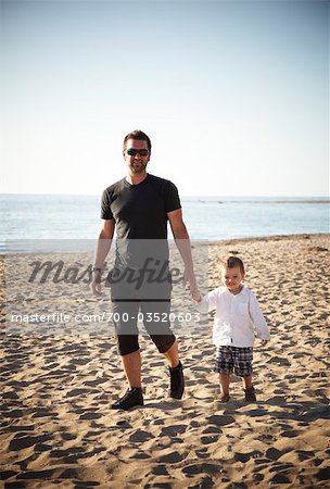 Père et fils, marchant sur la plage, Sauble Beach (Ontario)