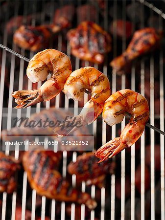 Grillé, brochettes de crevettes sur un gril au poulet Grillé, brochettes de crevettes sur un gril au poulet