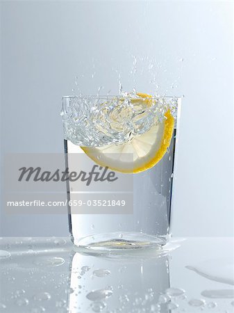 Éclaboussures d'un verre d'eau Éclaboussures d'un verre d'eau