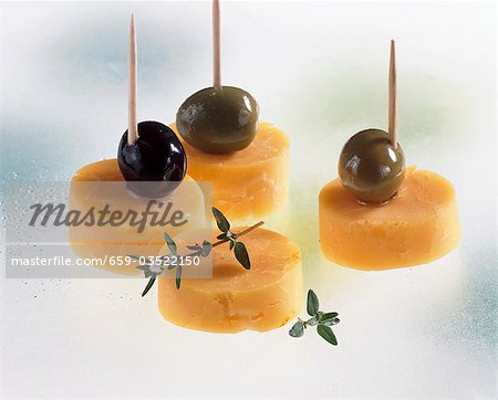 Cheddar-Käse und Oliven auf cocktail-sticks