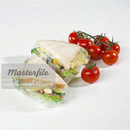Sandwichs en pate, tomates à côté d'eux