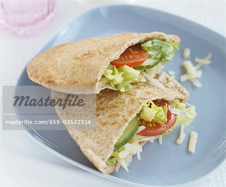 Vollkornbrot Pita-Taschen gefüllt mit Salat und geriebener Käse